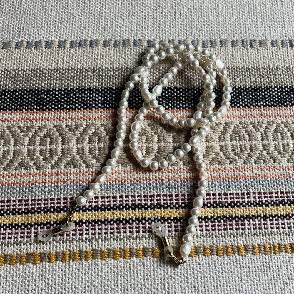 Elegant White Pearl sunglass string